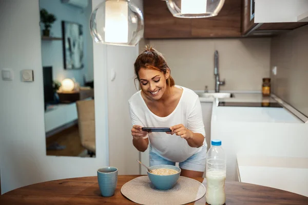 Schöne Junge Frau Filmt Ihren Blog Über Gesunde Ernährung Hause — Stockfoto