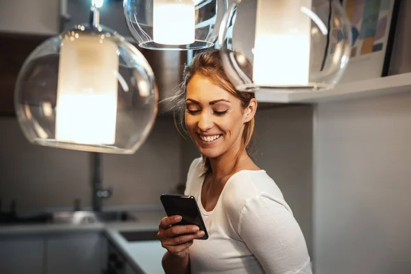 Attraktiv Ung Kvinna Använder Smartphone För Att Surfa Sociala Medier — Stockfoto