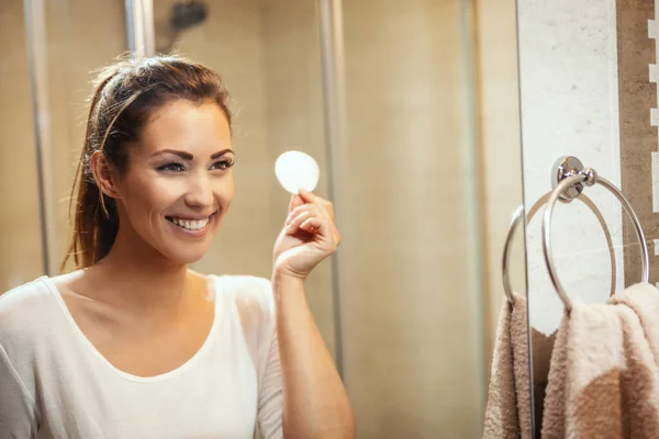 Shot Van Een Aantrekkelijke Jonge Vrouw Het Punt Haar Gezicht — Stockfoto