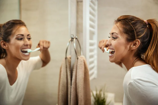 Tiro Uma Jovem Atraente Que Escova Dentes Banheiro Casa — Fotografia de Stock