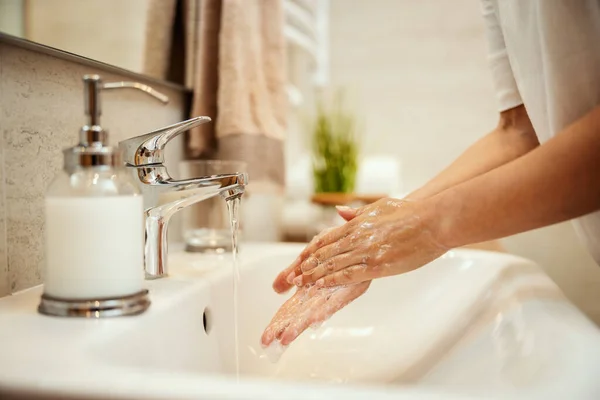 Ujęcie Bliska Nierozpoznawalnej Kobiety Myjącej Ręce Mydłem Aby Zapobiec Wiremii — Zdjęcie stockowe