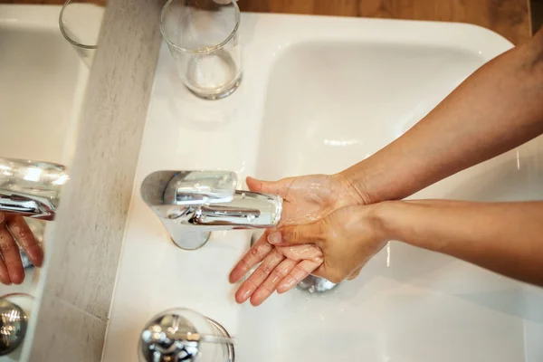 Ujęcie Bliska Nierozpoznawalnej Kobiety Myjącej Ręce Mydłem Aby Zapobiec Wiremii — Zdjęcie stockowe