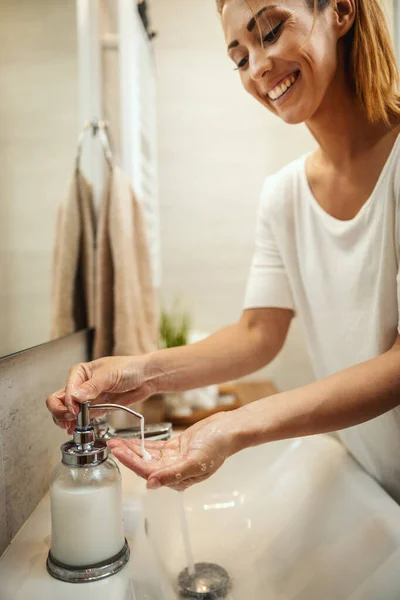Uśmiechnięta Kobieta Myje Ręce Mydłem Aby Zapobiec Koronawirusowi — Zdjęcie stockowe