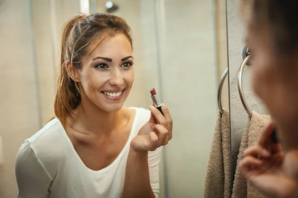 Foto Una Atractiva Joven Mujer Aplicando Lipstik Espejo Baño Casa — Foto de Stock