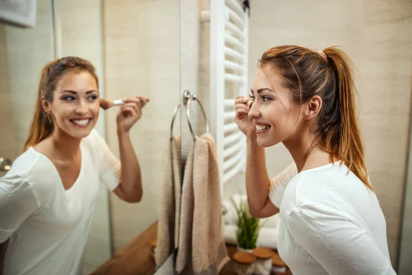Tiro Una Atractiva Joven Aplicación Polvo Espejo Baño Casa —  Fotos de Stock