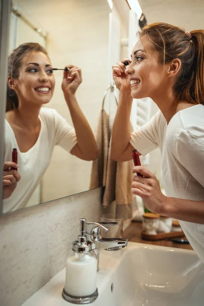 Foto Una Atractiva Joven Que Aplica Rímel Espejo Baño Casa —  Fotos de Stock