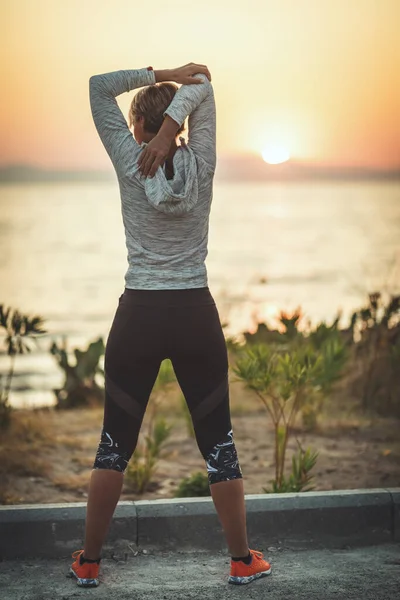 Eine Schöne Junge Frau Macht Bei Sonnenaufgang Dehnübungen Meer — Stockfoto