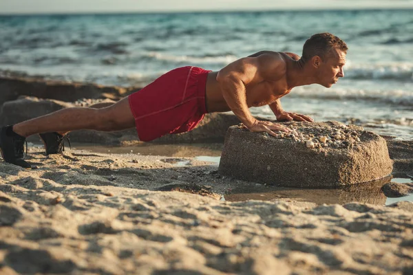 Hombre Guapo Está Haciendo Ejercicio Push Playa Del Mar Verano —  Fotos de Stock