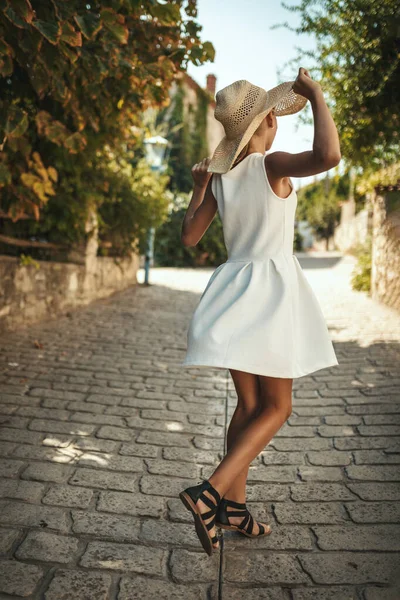Una Hermosa Adolescente Está Caminando Por Las Calles Una Ciudad —  Fotos de Stock