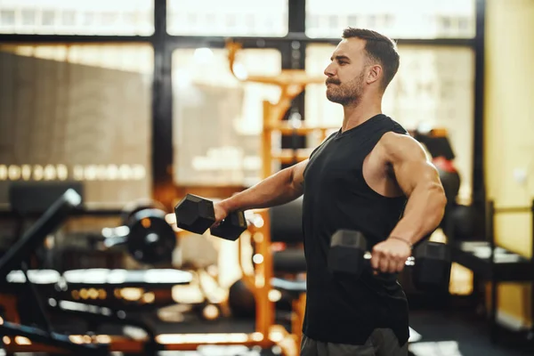 Skjuten Muskulös Kille Sportkläder Som Tränar Med Hantlar Cross Training — Stockfoto