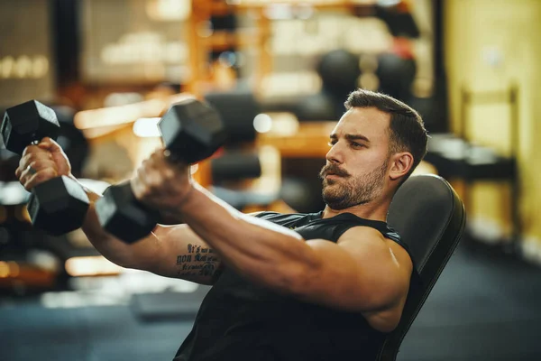 Skjuten Muskulös Kille Sportkläder Som Tränar Med Hantlar Crosstrainer Gymmet — Stockfoto