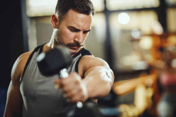 Schot Van Een Gespierde Man Sportkleding Die Aan Het Trainen — Stockfoto