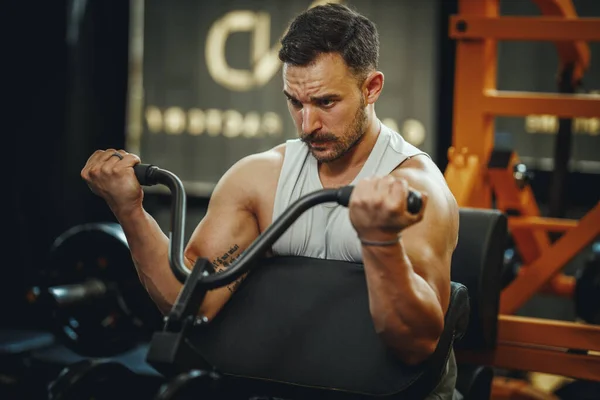 Skjuten Muskulös Kille Sportkläder Som Tränar Med Hantlar Cross Training — Stockfoto