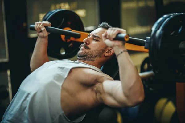 Schot Van Een Gespierde Man Sportkleding Die Traint Sportschool Hij — Stockfoto