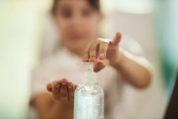 Обрізаний Знімок Маленької Дівчинки Використанням Антисептичного Гелю Дезінфекції Рук Під — стокове фото