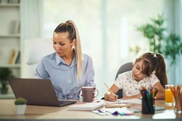 Shot Beautiful Young Mother Helping Her Daughter Homework Covid Pandemic — Stock Photo, Image