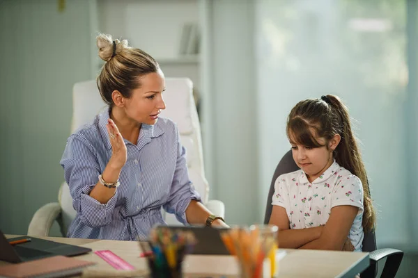 Überarbeitete Alleinerziehende Mutter Hilft Ihrer Tochter Bei Den Hausaufgaben Während — Stockfoto