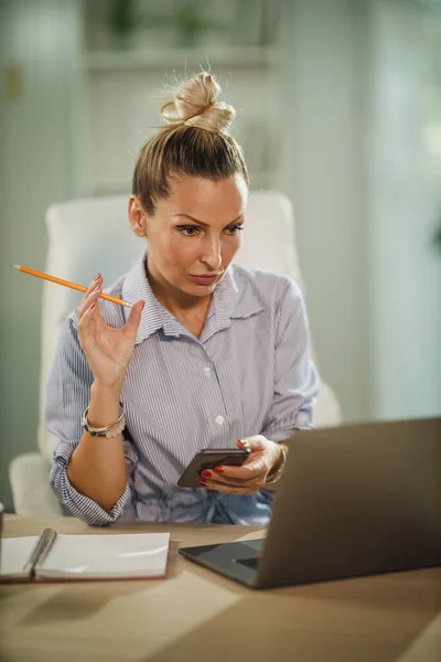 Skjuten Attraktiv Ung Kvinna Som Arbetar Hemifrån Covid Pandemi — Stockfoto