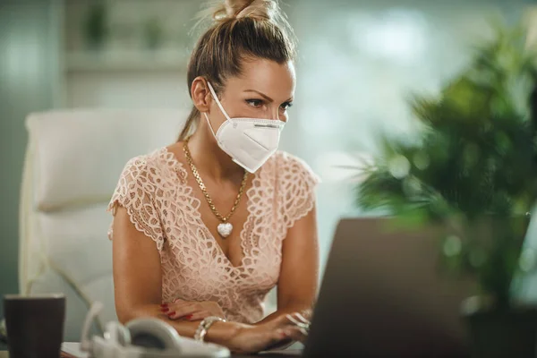 Opname Van Een Aantrekkelijke Jonge Zakenvrouw Met N95 Beschermend Masker — Stockfoto