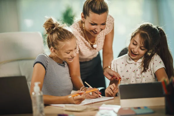 Shot Beautiful Young Mother Helping Hers Two Daughters Homework Covid — Stock Photo, Image