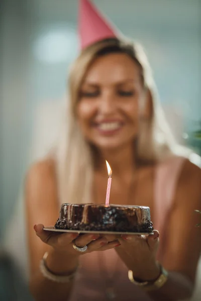 Sozinha Mulher Atraente Tem Festa Aniversário Casa Durante Isolamento Pandêmico — Fotografia de Stock