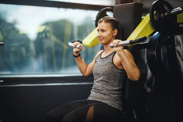 Shot Muscular Young Woman Sportswear Working Out Gym Machine She — Stock Photo, Image