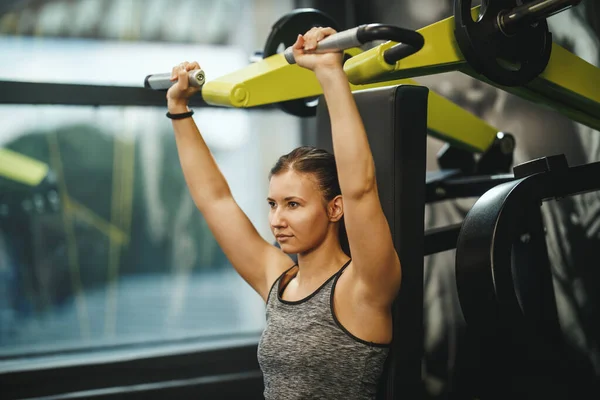 Shot Muscular Young Woman Sportswear Working Out Gym Machine She — Stock Photo, Image
