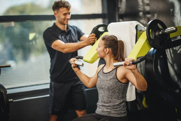 Skjuten Muskulös Ung Kvinna Sportkläder Som Tränar Med Personlig Tränare — Stockfoto