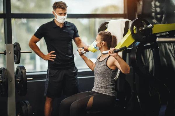 Tiro Uma Jovem Mulher Musculosa Sportswear Trabalhando Com Personal Trainer — Stock Photo © MilanMarkovic #416137324