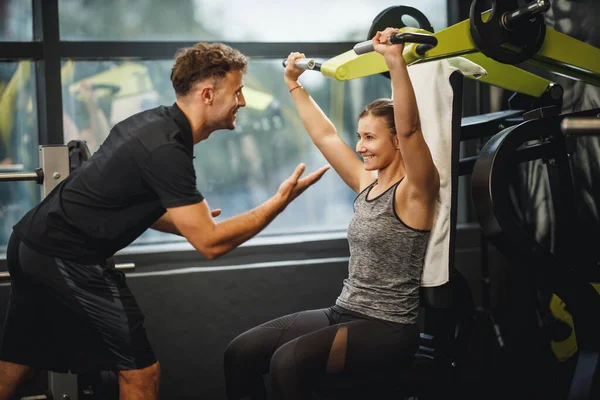 Tiro Uma Jovem Mulher Musculosa Sportswear Trabalhando Com Personal Trainer — Fotografia de Stock