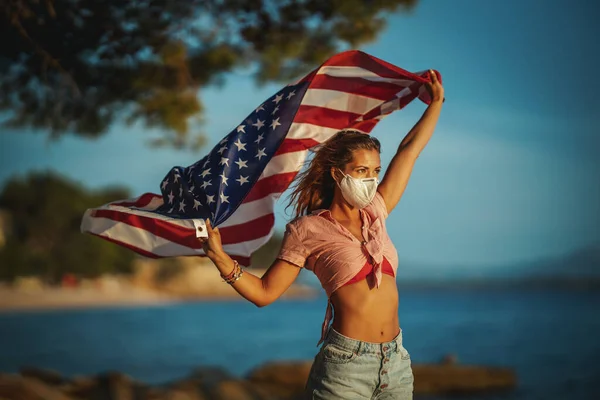 Attraktive Junge Frau Mit Amerikanischer Nationalflagge Und N95 Schutzmaske Strand — Stockfoto