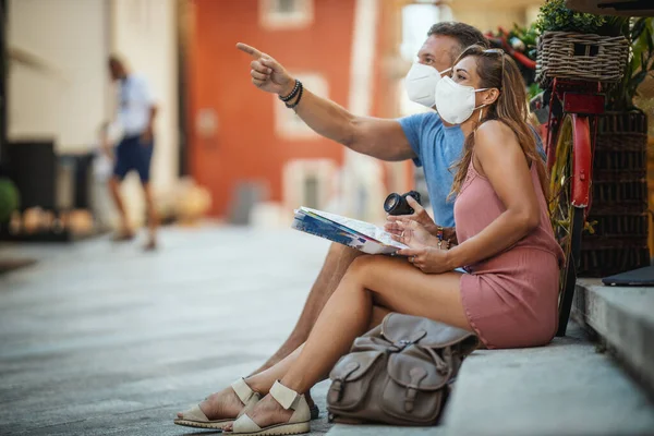 Shot Happy Couple Protective N95 Mask Spending Time Vacation Exploring — Stock Photo, Image