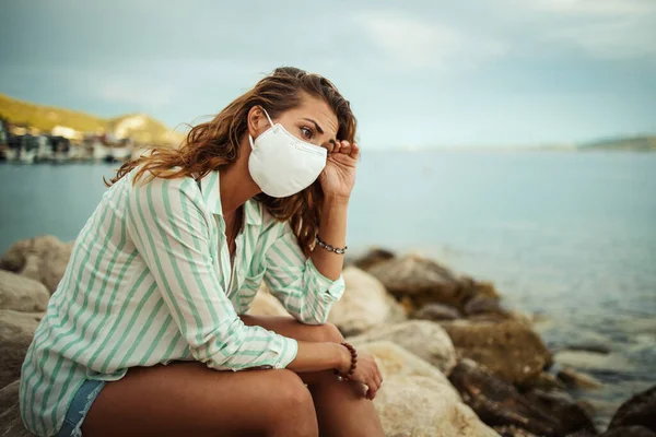 Pensive Young Woman Protective N95 Mask Feeling Worried While Spending — Stock Photo, Image