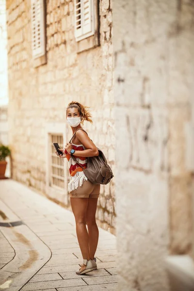 Tournage Une Jeune Femme Heureuse Avec Masque Protection Passer Temps — Photo