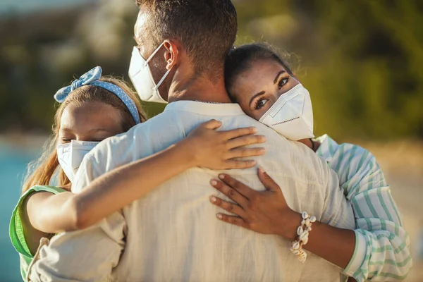 Girato Una Famiglia Felice Abbracciato Con Maschera Protettiva N95 Trascorrere — Foto Stock