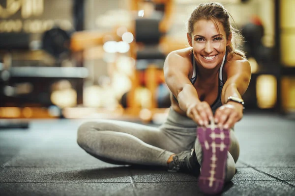 Girato Una Giovane Donna Attraente Che Esercizi Stretching Palestra — Foto Stock