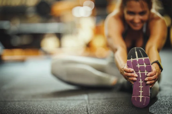 Tiro Uma Jovem Atraente Fazendo Exercícios Alongamento Ginásio — Fotografia de Stock