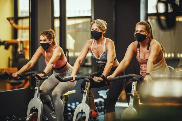 Gruppo Amiche Donne Forma Con Maschera Protettiva Con Allenamento Sportivo — Foto Stock