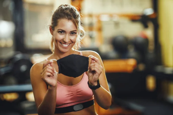 Aufnahme Einer Muskulösen Jungen Frau Mit Schutzmaske Vor Dem Training — Stockfoto