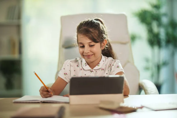 Strzał Sumiennej Dziewczynki Używającej Tabletu Prowadzenia Lekcji Online Domu Podczas — Zdjęcie stockowe