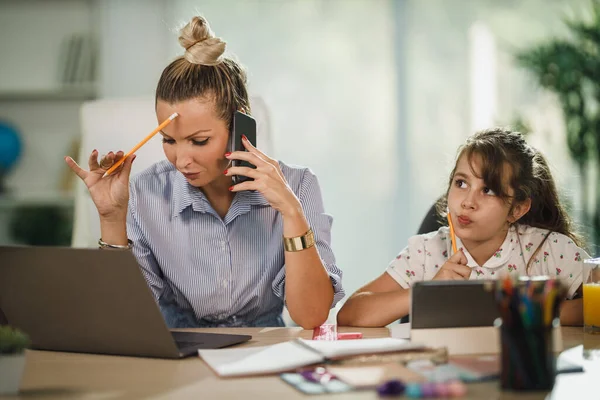Overworked Beautiful Single Mother Using Laptop While Her Daughter Learning — Stock Photo, Image