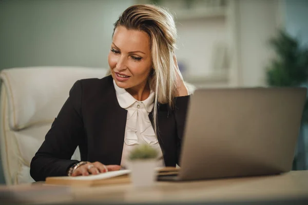 Porträtt Självsäker Attraktiv Affärskvinna Som Sitter Vid Sitt Skrivbord Och — Stockfoto