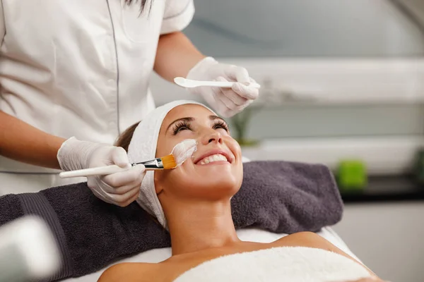 Tiro Uma Bela Jovem Mulher Recebendo Tratamento Máscara Facial Salão — Fotografia de Stock