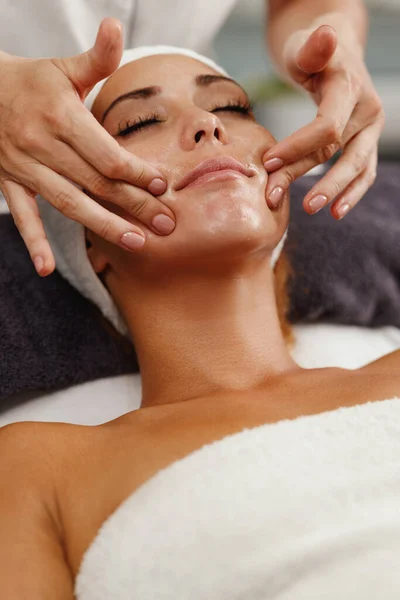 Foto Una Hermosa Joven Disfrutando Masaje Facial Salón Belleza —  Fotos de Stock