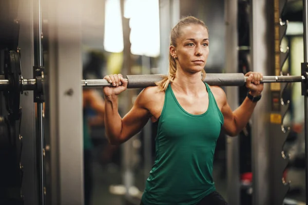 Girato Una Giovane Donna Muscolosa Abbigliamento Sportivo Che Allena Palestra — Foto Stock