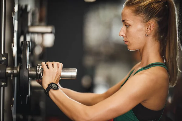 Skjuten Muskulös Ung Kvinna Sportkläder Som Tränar Gymmet Hon Sätter — Stockfoto