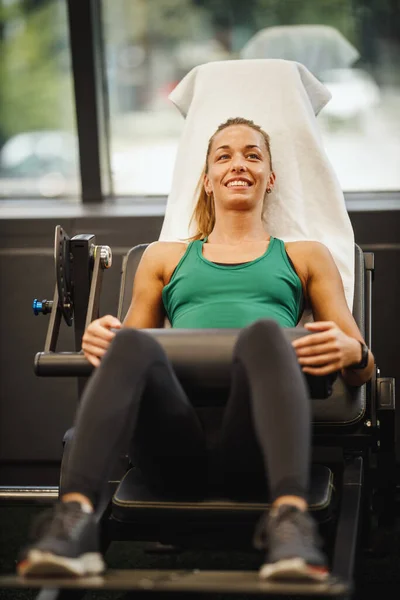 Una Foto Una Joven Musculosa Ropa Deportiva Haciendo Ejercicio Gimnasio — Foto de Stock