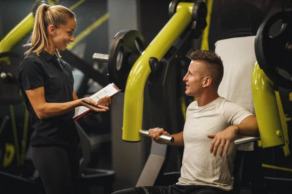 Foto Una Joven Musculosa Ropa Deportiva Haciendo Ejercicio Con Entrenador — Foto de Stock