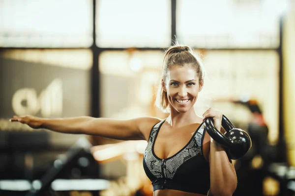 Girato Una Giovane Donna Attraente Che Allena Con Kettlebell Palestra — Foto Stock