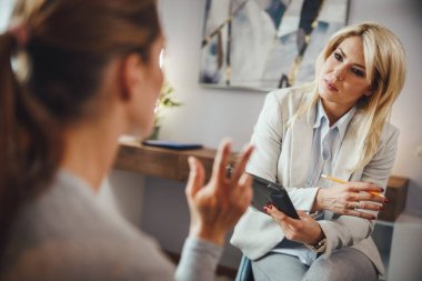 Genç müşterisiyle terapi seansında bir kadın psikoterapisti vurdu..